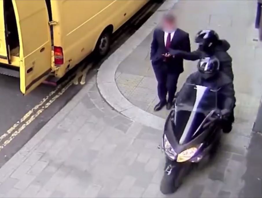 Vidéo : Il lui arrache son téléphone en plein jour, le même phénomène constaté à Dakar – Regardez.