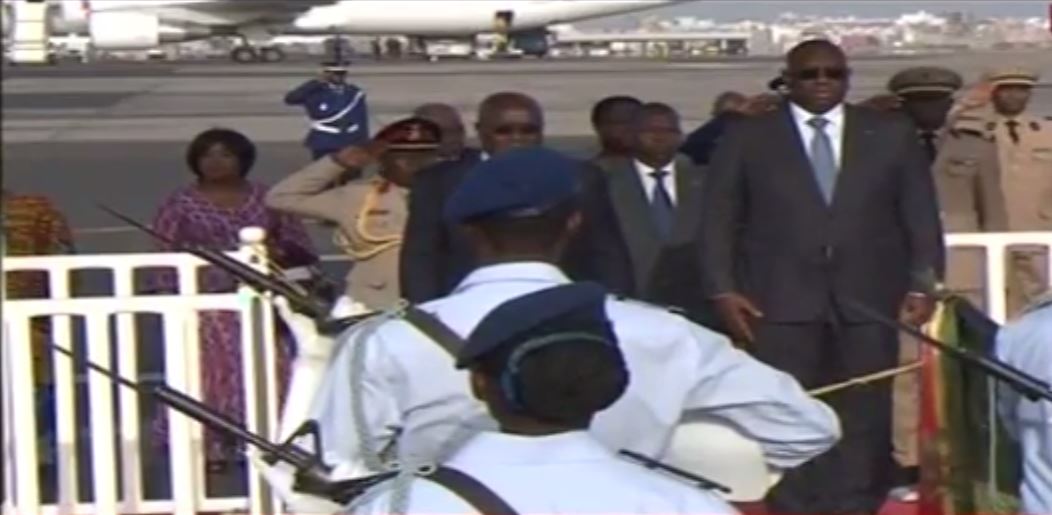 Vidéo : Toute la République mobilisée autour Macky Sall pour accueillir le président Ghanéen en visite à Dakar – Regardez.