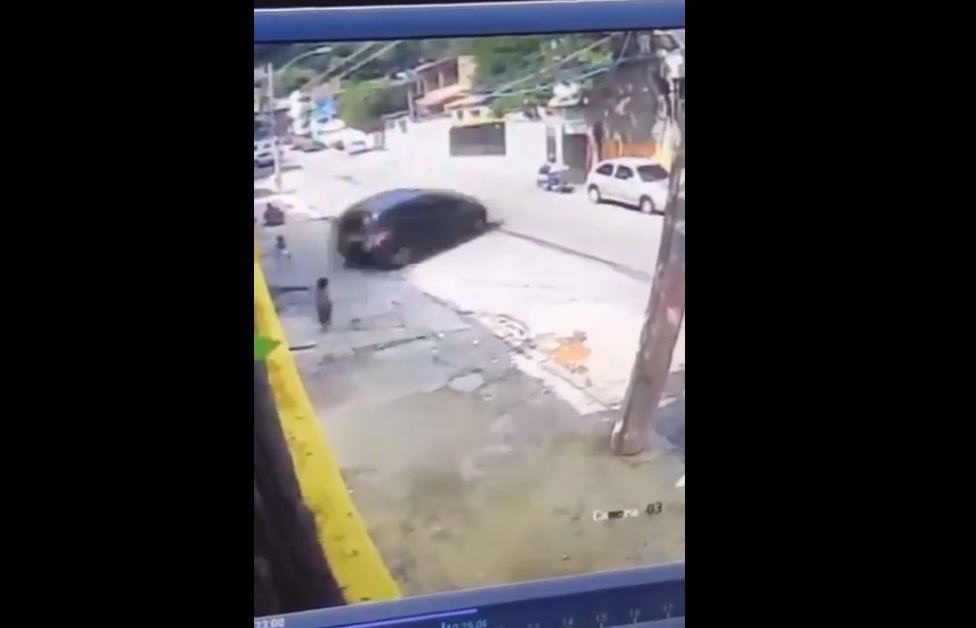 Vidéo : Cette voiture de police frôle deux enfants en essayant de fuir d’une favelas…