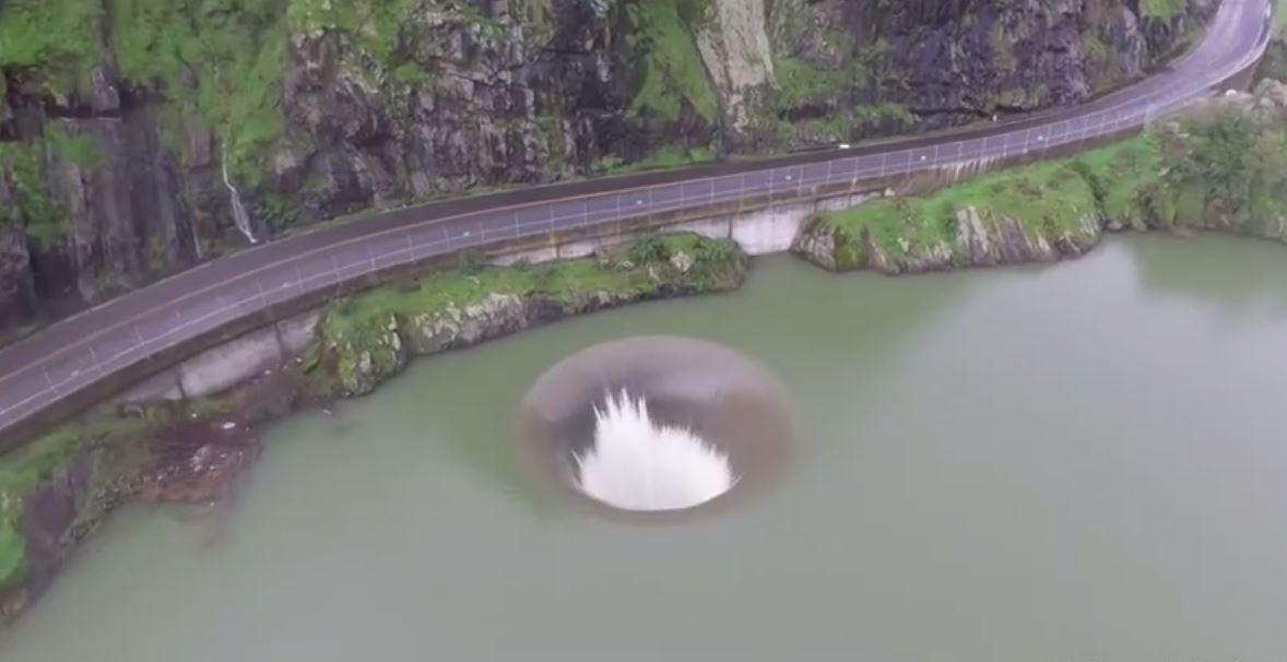 Vidéo : Il filme avec un drone cet énorme trou mystérieux qui aspire toute l’eau d’un lac en Californie – Regardez.