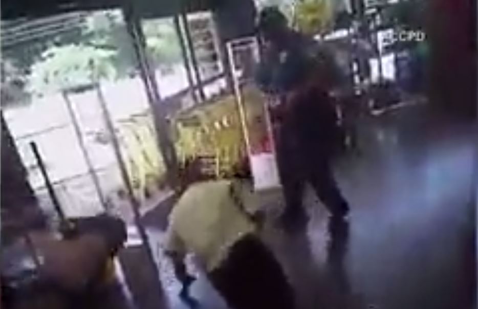 Vidéo : Quand des policiers repèrent un homme censé être en prison dans un supermarché, voilà ce qui se passe – Regardez.