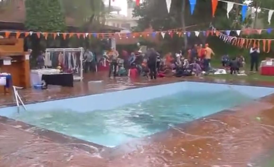Vidéo : Un tremblement de terre en plein pique-nique au Népal – Regardez la piscine, c’est impressionnant!