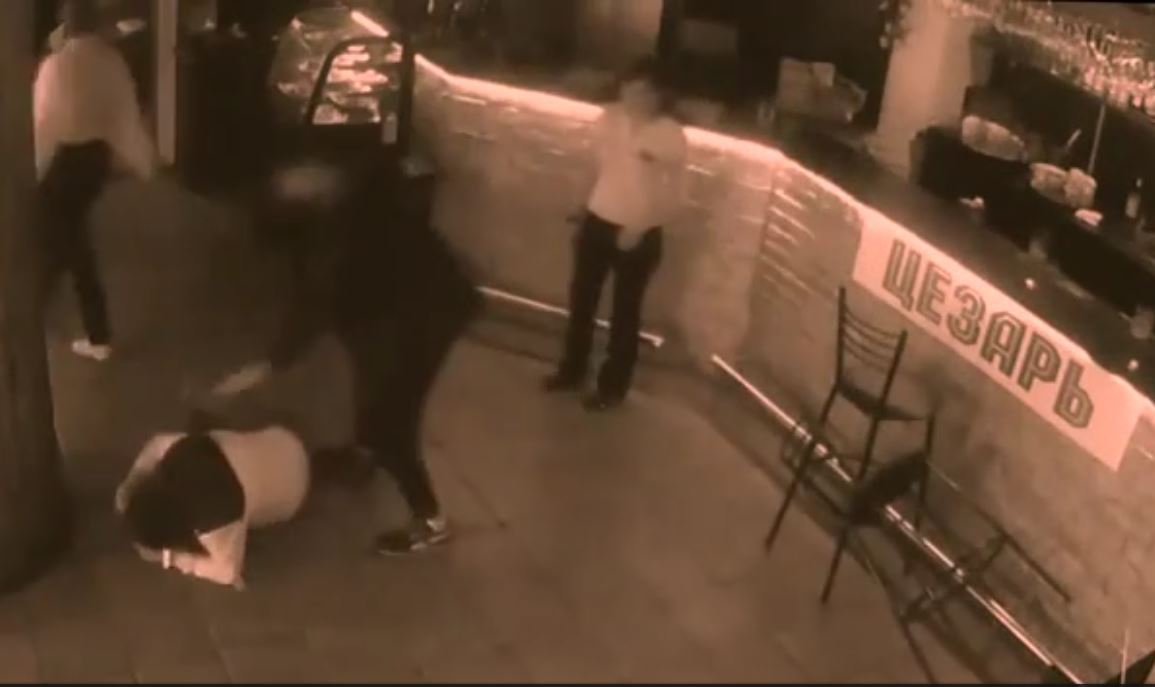 Vidéo : Elle met K.O un client qui lui touche les fesses – Regardez.
