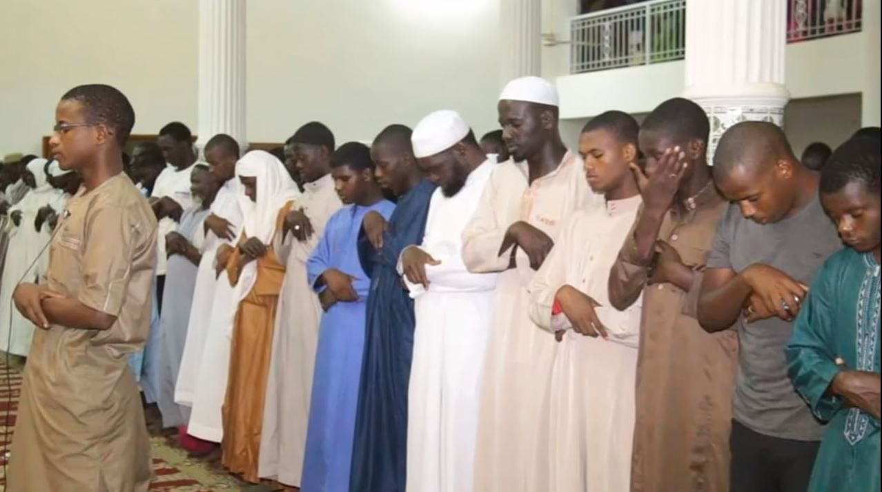 Vidéo : Mouhamed Moujtaba Diallo, le champion du monde de récital de Coran dirige la prière à Sicap Mbao – Regardez.
