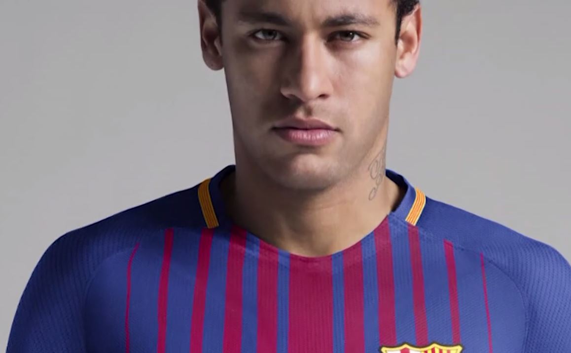 Vidéo : Découvrez le maillot domicile du FC Barcelone sur Neymar pour la saison 2017-2018