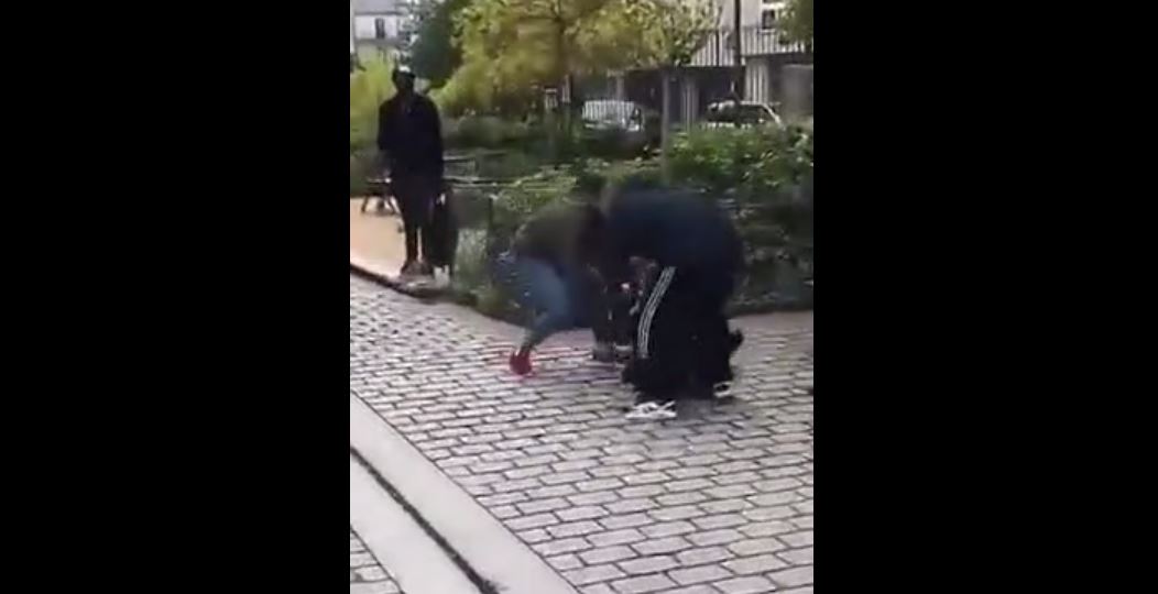 Vidéo : Arrestation musclée d’un ado avec « écrasement de tête » par un policier à Paris – Regardez.