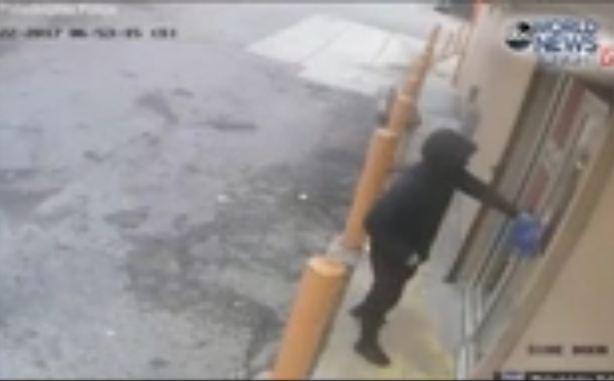 Vidéo : Il s&rsquo;étire devant un magasin avant d&rsquo;aller le braquer – Regardez.