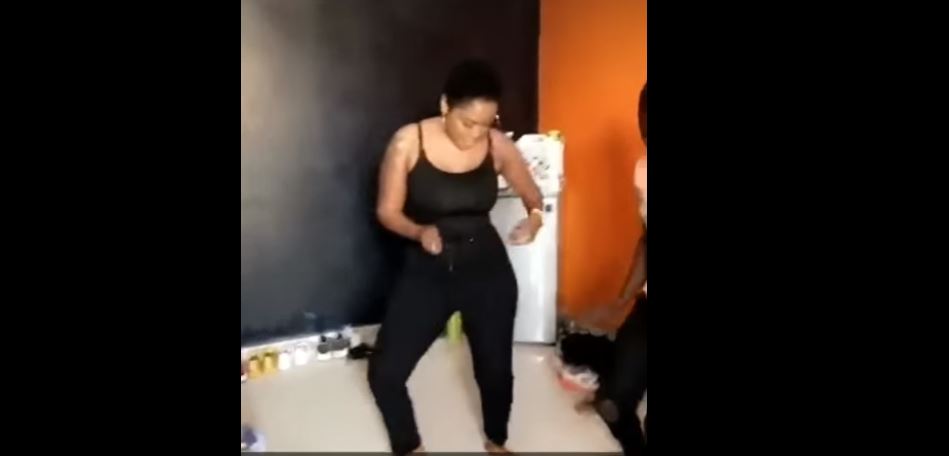 Vidéo : Quand Maman de « Yenduleen » en tenue hyper sexy se frotte à Mbaye – Regardez.