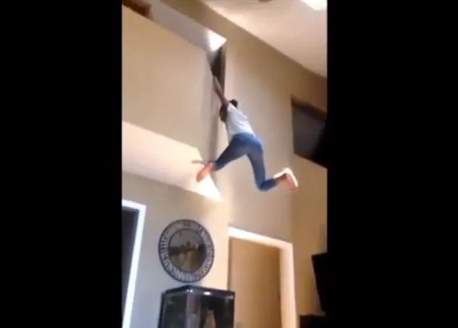 Vidéo : Ivre, cette jeune fille va avoir la pire idée de sa vie – Regardez.