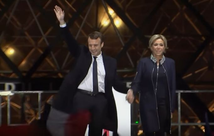 Vidéo – Emmanuel Macron célèbre sa victoire au Louvre avec son épouse…Regardez !