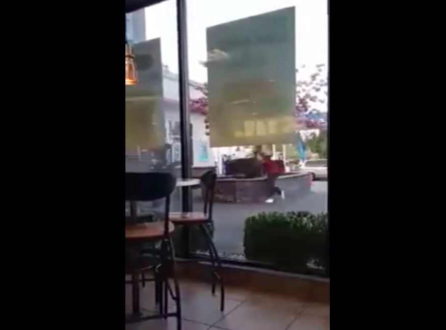 Vidéo : Il surgit de nulle part et met KO le gars en un coup – Regardez.