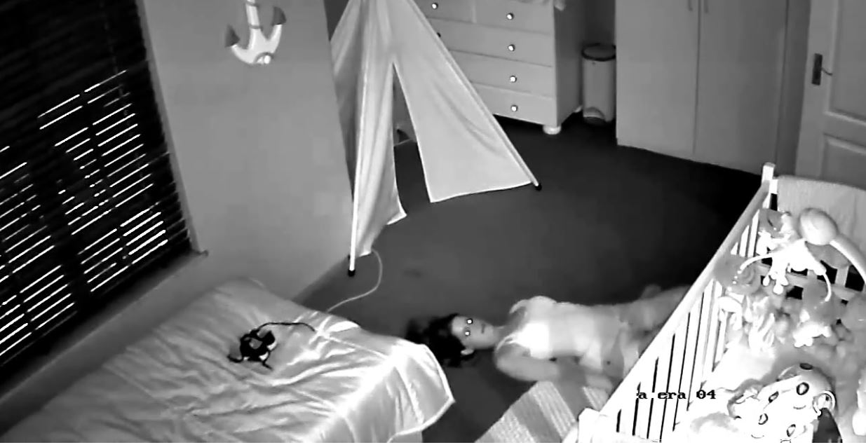 Vidéo : Il regarde les vidéos de surveillance et voit sa femme agir bizarrement dans la chambre de son fils – Regardez.