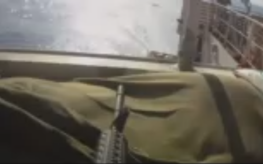 Vidéo : Des pirates qui tentent d’attaquer un bateau au large de la Somalie essuient des tirs d’armes automatiques
