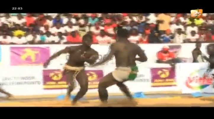 Vidéo – Incroyable, ce lutteur fuit les coups de son adversaire jusqu&rsquo;à tomber…Regardez !