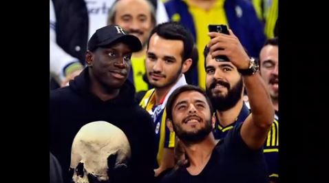 Vidéo – Demba Ba avec ses fans, si ce n’est pas sur le terrain c’est sur les gradins – Regardez !