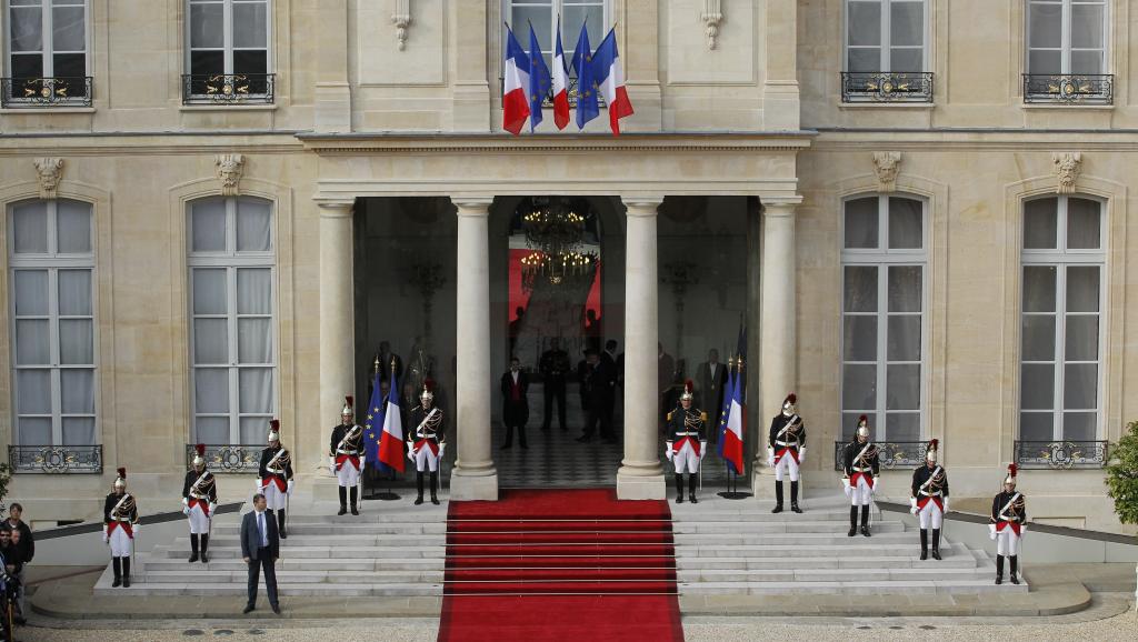 France: passation de pouvoir à l’Elysée, un président arrive, un autre s’en va