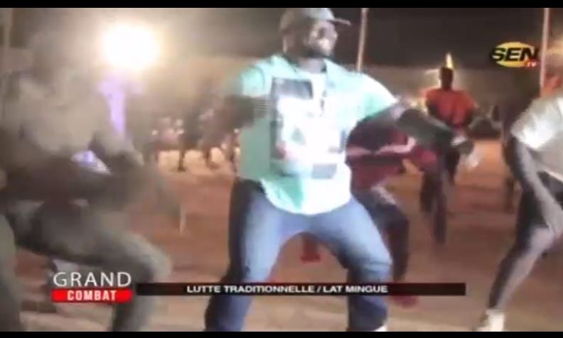 Vidéo – Lutte traditionnelle : Admirez le magnifique « touss » d’Eumeu Sene…