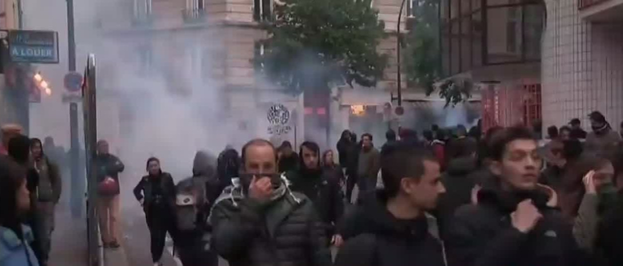 Vidéo : Scènes d’affrontements à Paris entre manifestants et forces de l’ordre après la victoire de Macron