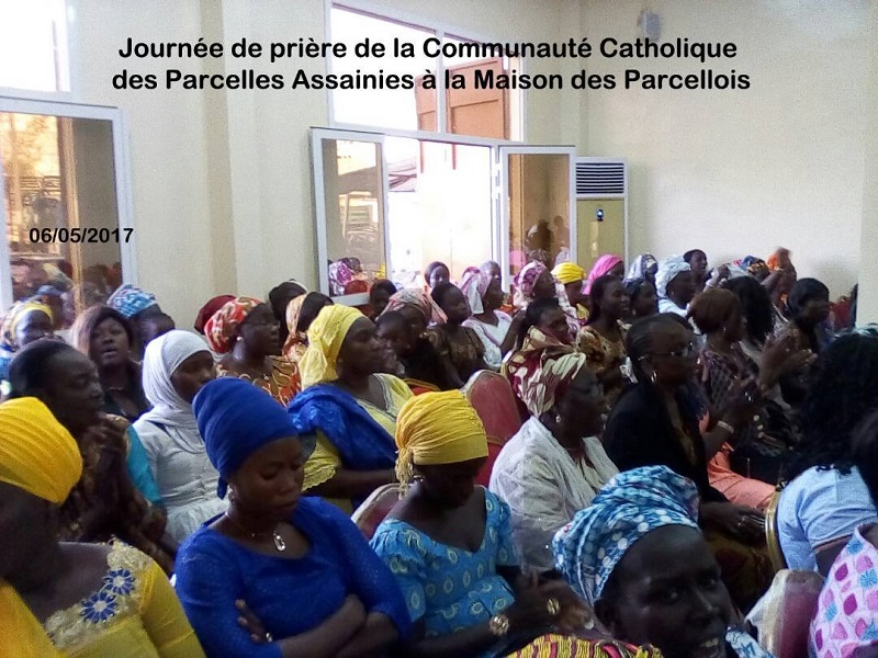 Le Père Paul Marie Mandica  bénit «La Maison des Parcellois offerte par Amadou Bâ