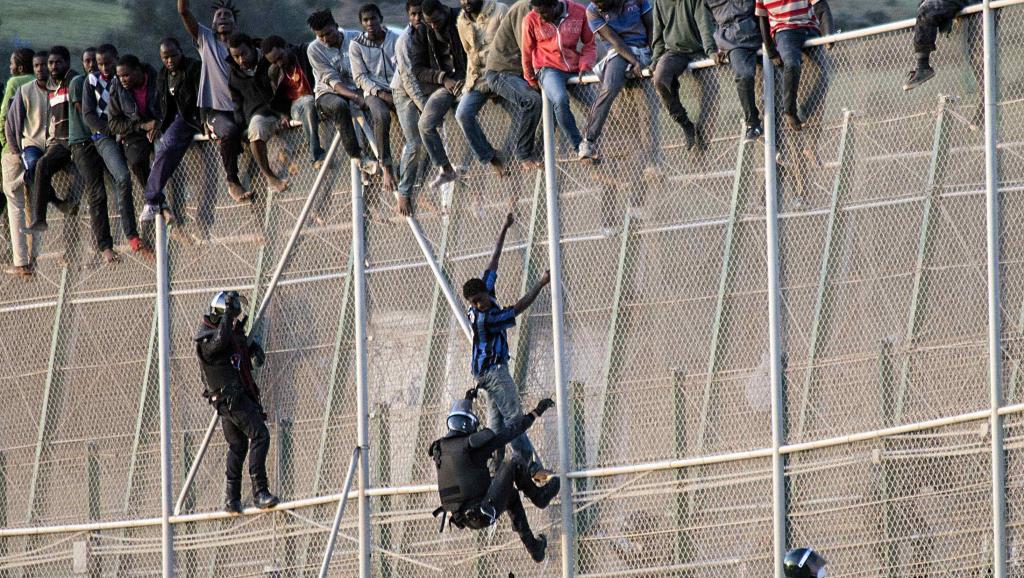 Maroc: 300 migrants tentent de forcer la frontière dans l’enclave de Melilla