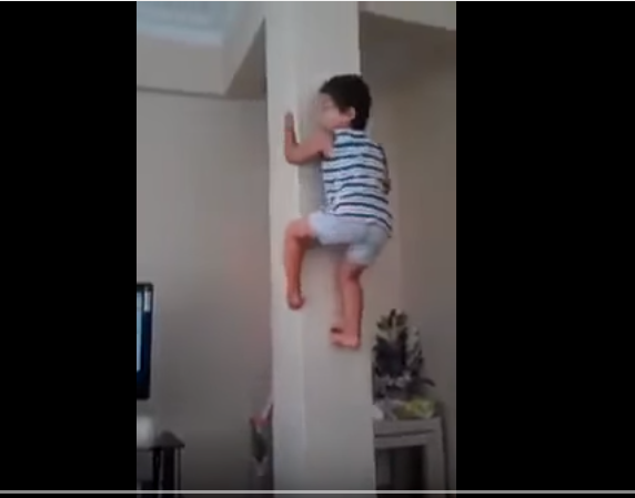 Vidéo – Cet enfant a une facilité exceptionnelle de monter sur les murs et autres poteaux – Regardez !