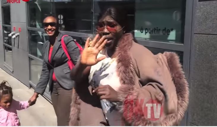 Vidéo: Ndiolé perdue dans les rues de Paris…