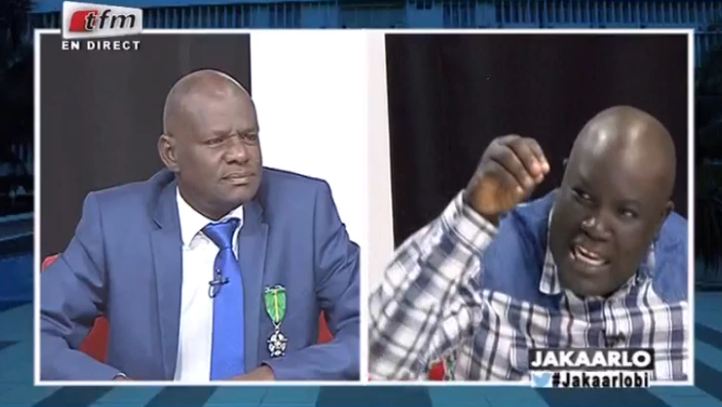 Vidéo – Le professeur Songué Diouf décoré par le président : toute l’émission jakaarlo bi le félicite chaleureusement…Regardez !