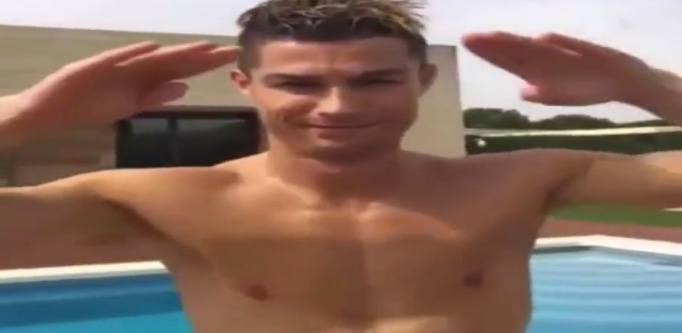 Vidéo – Cristiano Ronaldo en plein délire devant sa piscine, la fin est à mourir de rires !