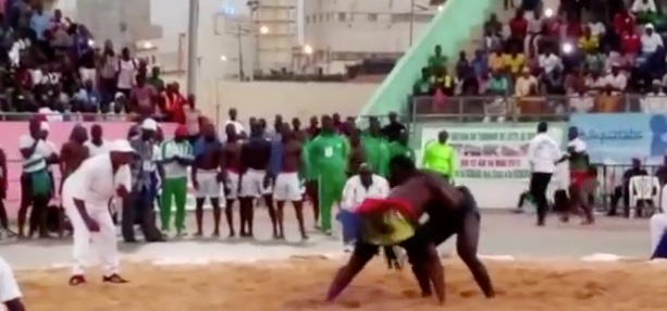 Vidéo – Tournoi Cedeao : le lutteur Reug-Reug Humilie son adversaire…Regardez !