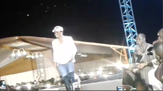 Vidéo – Emouvant : Thione Seck enflamme le concert de son fils Wally…Admirez.