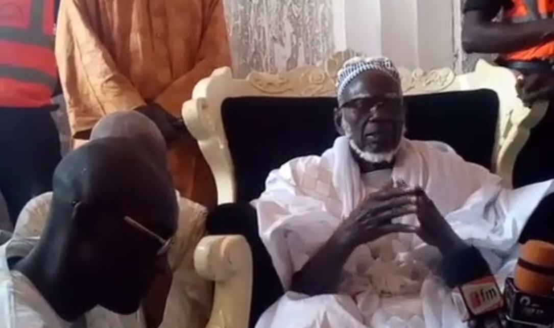 Vidéo – Serigne Mountakha Mbacké réconcilie Serigne Khassim Mbacké et Mbakiyou Faye – Regardez
