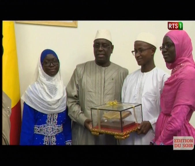 Vidéo: Macky Sall offre 10 millions à Mouhamadou M. Diallo et Mame D. Ngom et Ndombour Sène, chacune 5 millions