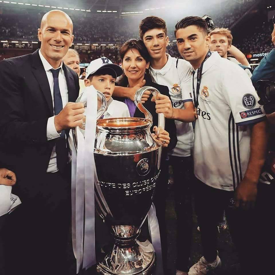 Arrêt sur image: Zidane tout heureux avec sa femme et ses enfants