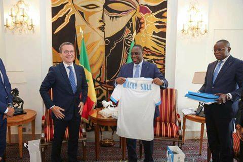 [Photos] Foot – Visite du président de Marseille à Dakar: Macky Sall « signe » à l’OM