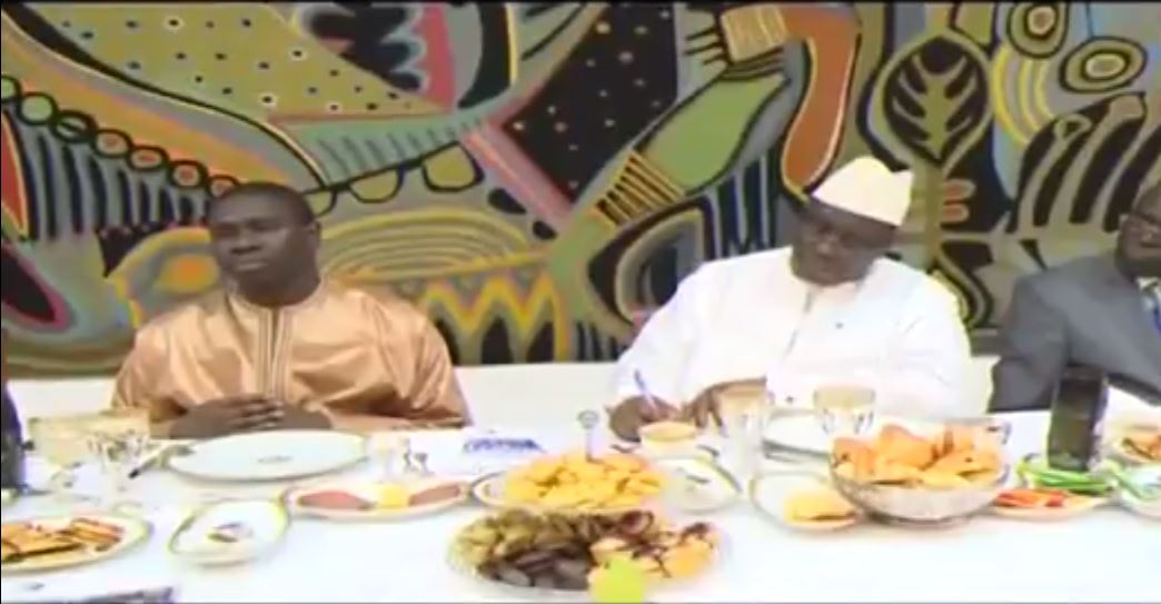 Vidéo : Macky Sall partage son « ndogou » au Palais avec la communauté chrétienne et débloque 3,4 milliards pour réhabiliter les diocèses