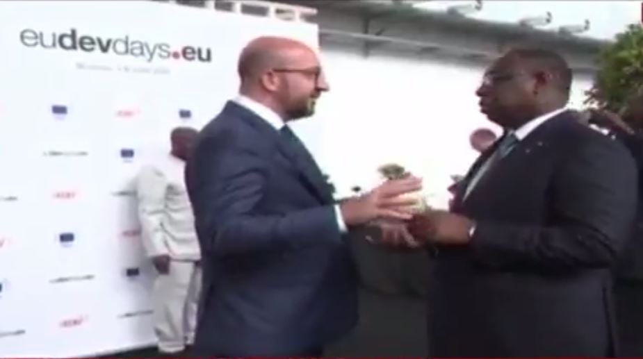 Vidéo : Macky Sall ne rentrera pas bredouille de Bruxelles, mais avec 14 milliards Cfa de l’Europe pour le pont de Rosso en guise de « Yobal »