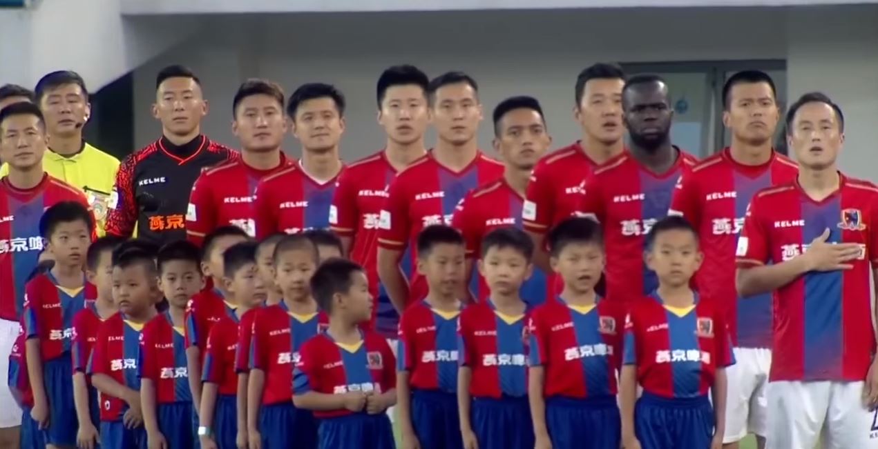 Vidéo : Le dernier match de Cheikh Tioté avec son club chinois, avant d’être frappé quelques instants plus tard par la grande faucheuse – Regardez.