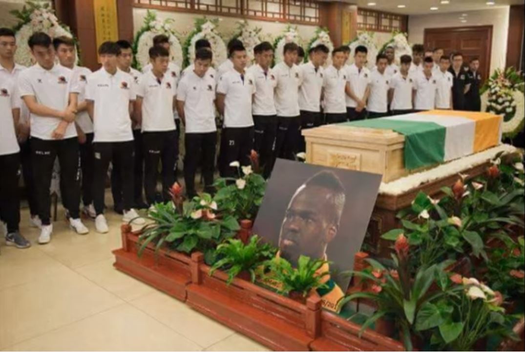 Vidéo : Les chinois s’inclinent devant la dépouille de Cheick Tioté avant le transfert reporté à jeudi