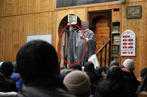 Mosquée: un « gros bonnet » confisque le micro de l’Imam.