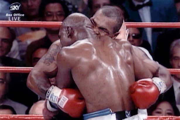 Vidéo: Il y’a 20 ans Tyson mordait Evander Holifyeld. Regardez!