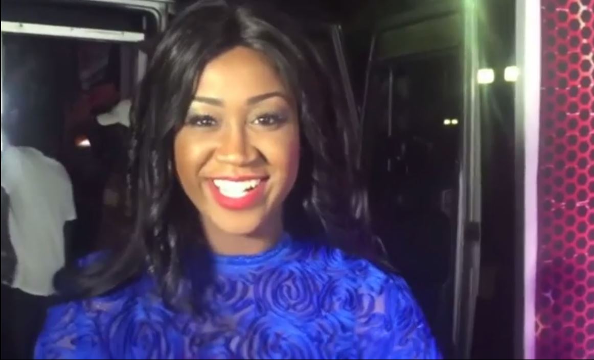 Vidéo : Dans sa robe très glamour, elle annonce les couleurs de la soirée de Youssou Ndour ce samedi au King Fahd Palace