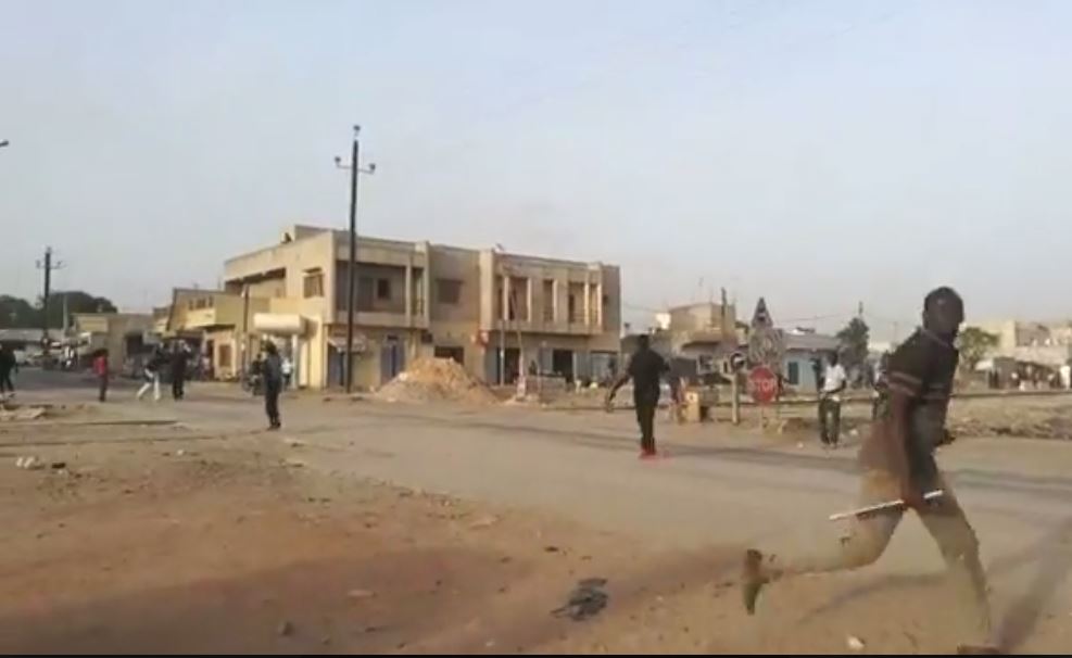 Urgent : [Vidéo] Les gardes du corps de Oumar Guèye (BBY) attaquent aux pistolets et machettes, la caravane de Manko T. Senegaal à Rufisque