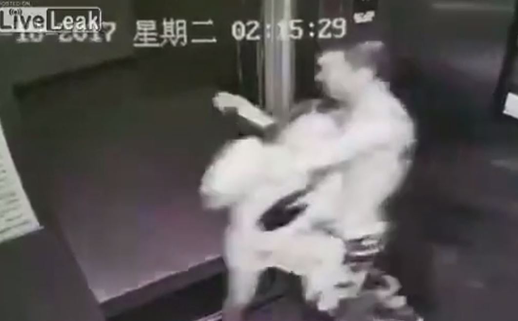 Vidéo : Filmé à son insu, il tente de kidnapper une jeune femme dans un ascenseur – Regardez.