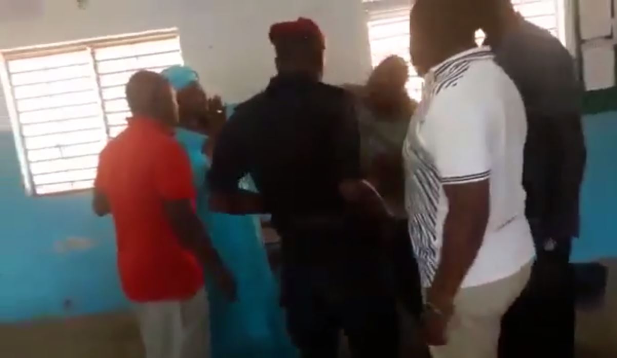 Vidéo : Une militante de BBY provoque des échauffourées dans un bureau de vote à Dalifort – Regardez