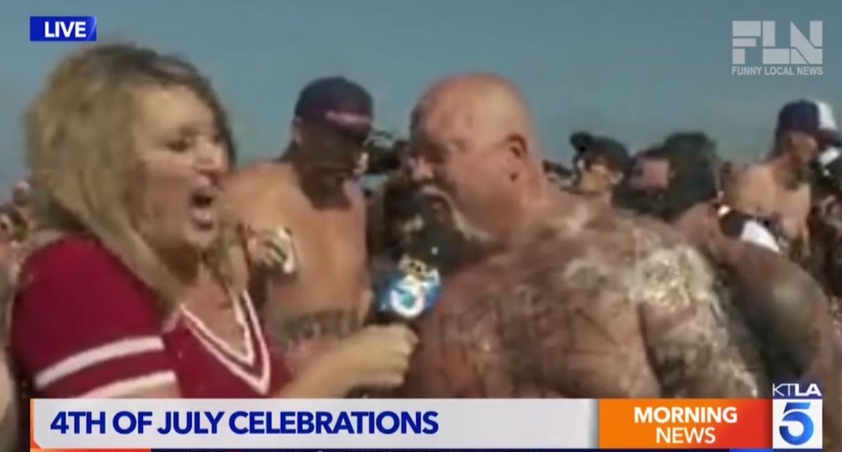 Vidéo : Elle reçoit du vomi en direct mais réussit à gérer son duplex – Regardez.