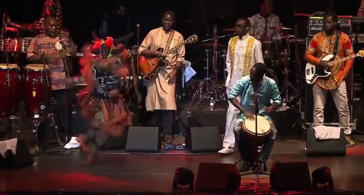Vidéo: Le danseur Pape Moussa enflamme « Live Festival Pirineos Sur » avec Youssou Ndour et le Super Etoile