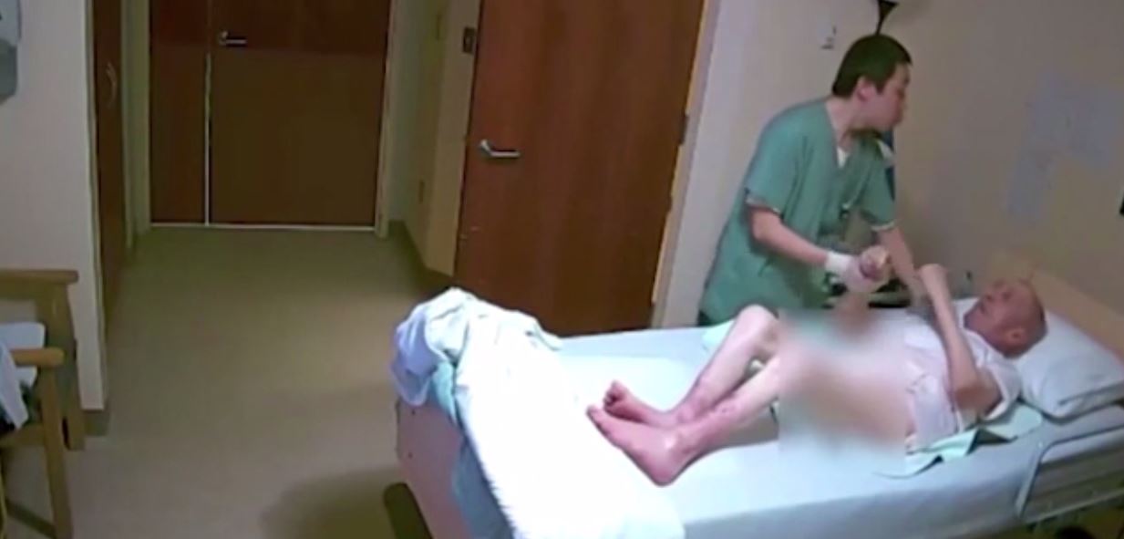 Vidéo : Un aide-soignant filmé avec une caméra cachée frappe avec des coups de poing un patient âgé de 96 – Regardez.