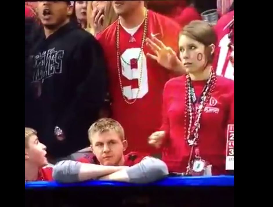 Vidéo : Elle trompe son copain en direct au stade, sa réaction de gêne est énorme – Regardez.