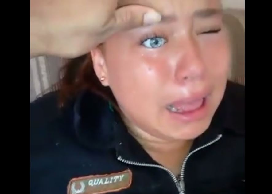 Vidéo – insolite : Elle s&rsquo;insère un œil de poupée… dans son propre œil et elle va vite le regretter – Regardez.