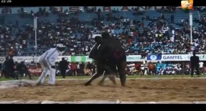 Vidéo – Lutte : Khoyanetane remporte le drapeau Baye Babou et  Modou Mbaye devant Yaya Jammeh !